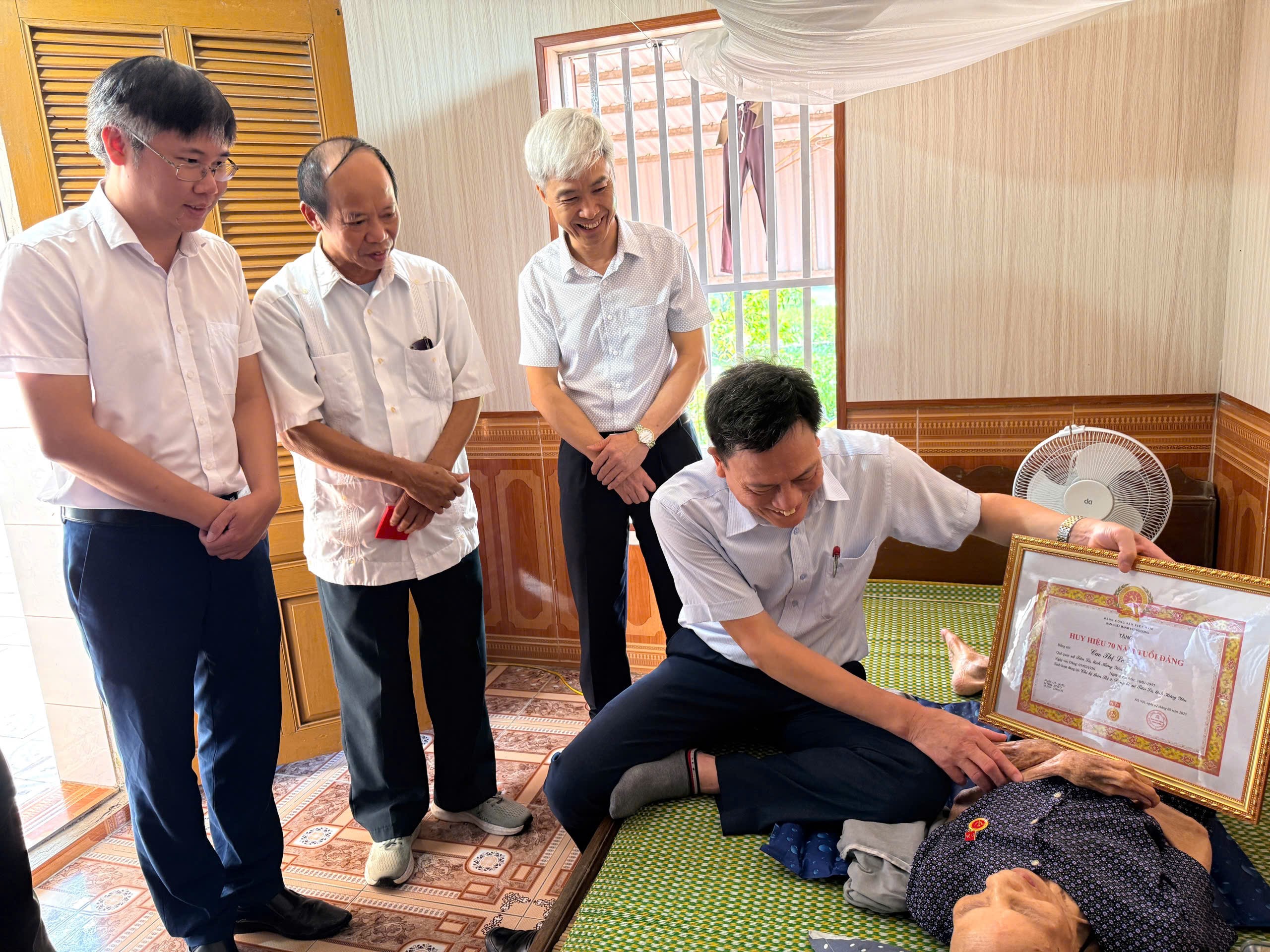 Đồng chí Vũ Kim Cứ, Ủy viên Ban Thường vụ Tỉnh ủy, Trưởng Ban quản lý Khu kinh tế và các khu công nghiệp tỉnh Hưng Yên đã trao huy hiệu 70 năm tuổi Đảng đợt 2/9 cho đảng viên Cao Thị Le