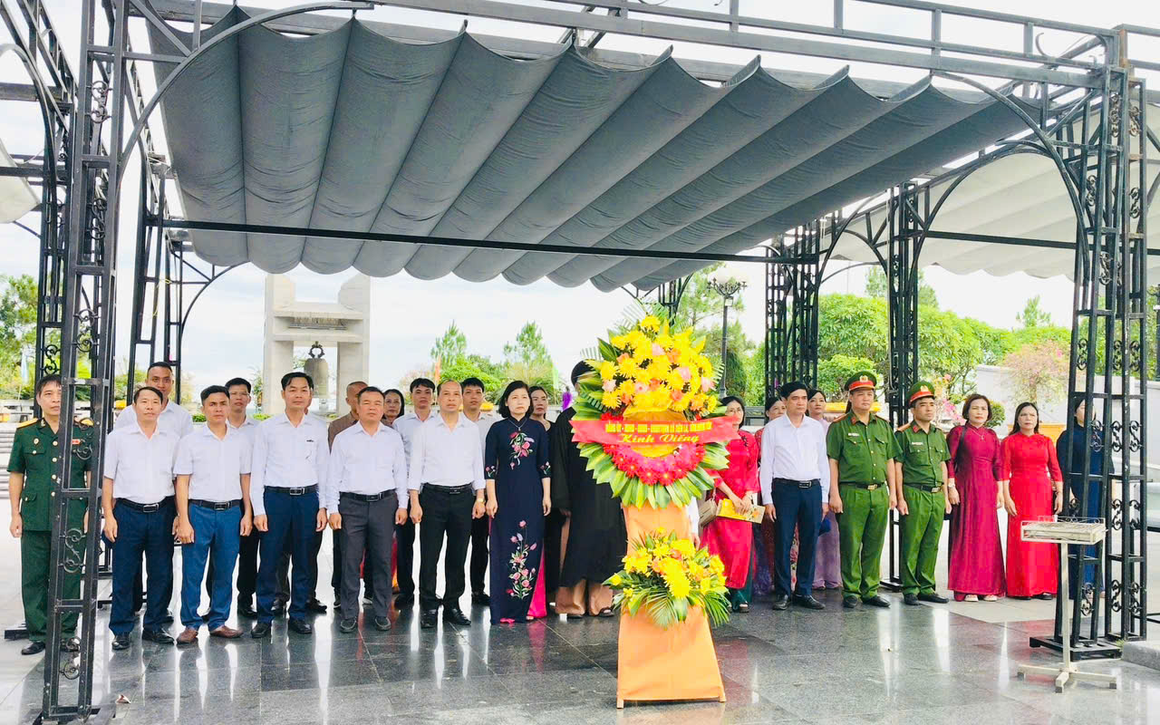 Đảng ủy- HĐND- UBND- Uỷ ban MTTQ Việt Nam  xã Tiên La dâng hương, dâng hoa tưởng niệm các Anh hùng liệt sĩ tại Quảng Trị