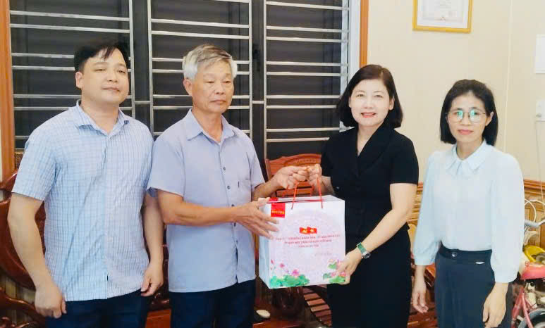 Đảng ủy, HĐND, UBND, Uỷ ban MTTQ Việt Nam Xã Tiên La tổ chức các đoàn thăm, tặng quà người có công nhân kỷ niệm 79 năm Ngày Thương binh - Liệt sĩ