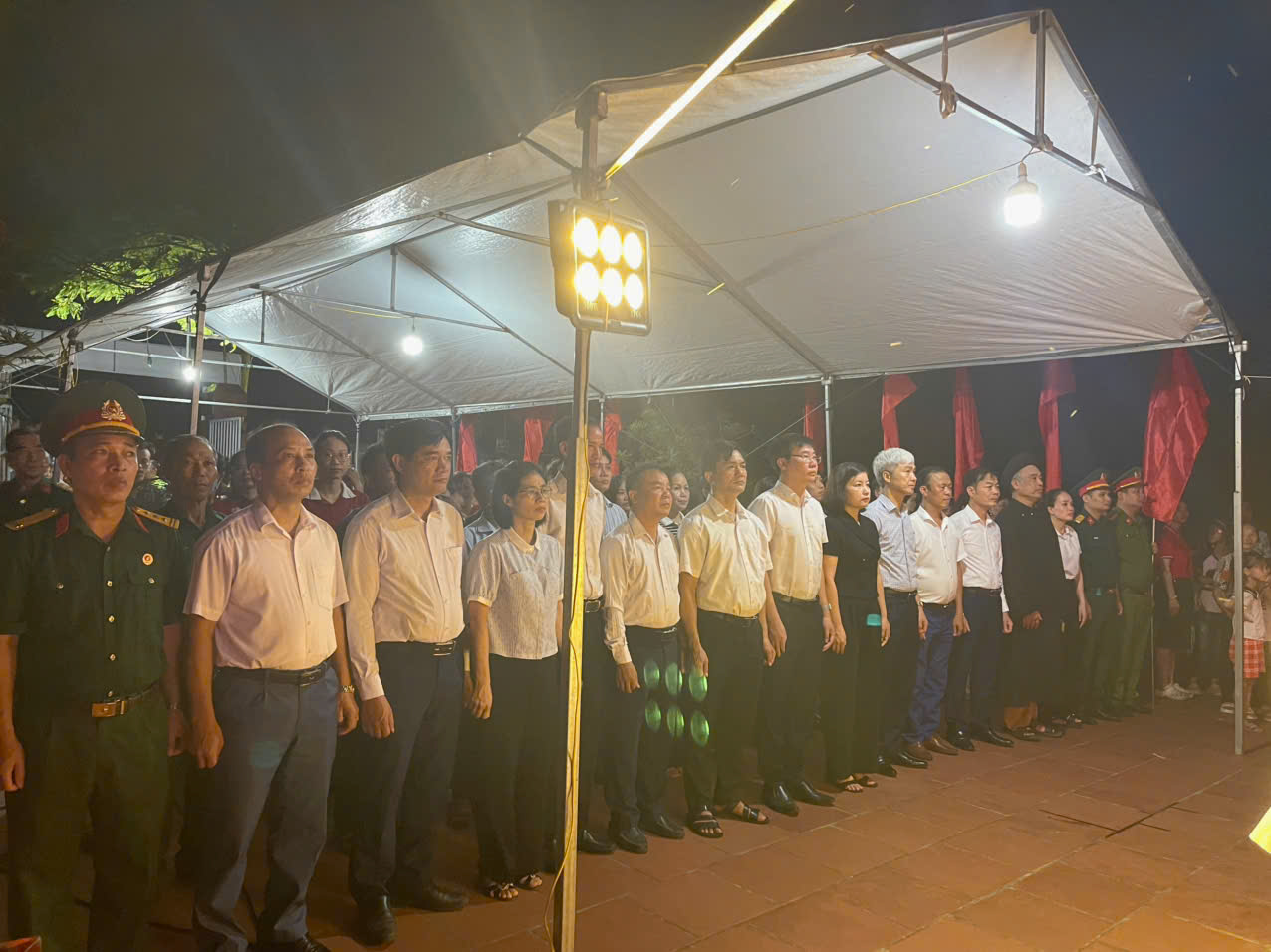 Xã Tiên La trang trọng tổ chức Lễ dâng hương, Lễ cầu siêu và thắp nến tri ân các Anh hùng liệt sỹ tại Nghĩa trang Liệt sĩ Tiên La, xã Tiên La.