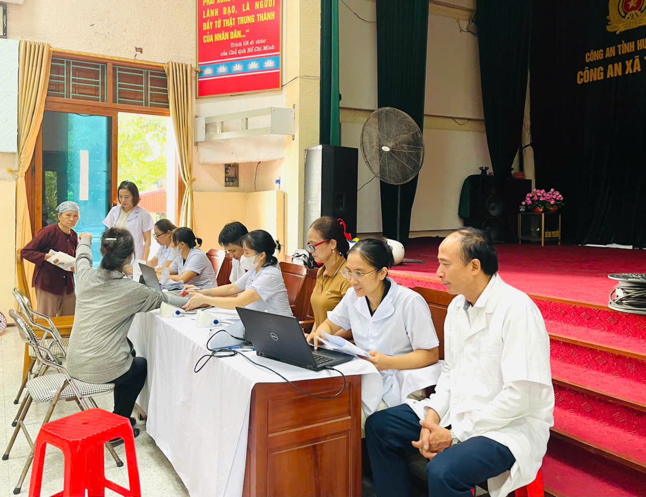 TIẾP TỤC TRIỂN KHAI KHÁM SỨC KHỎE ĐỊNH KỲ, KHÁM SÀNG LỌC MIỄN PHÍ CHO NHÂN DÂN XÃ TIÊN LA.