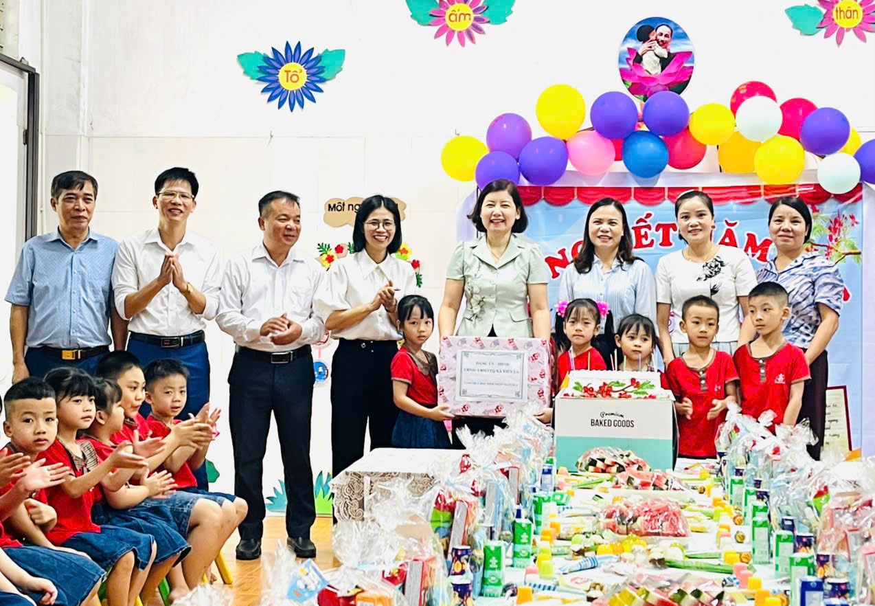 Lãnh đạo xã Tiên La thăm, tặng quà thiếu nhi nhân Ngày Quốc tế Thiếu nhi 1/6