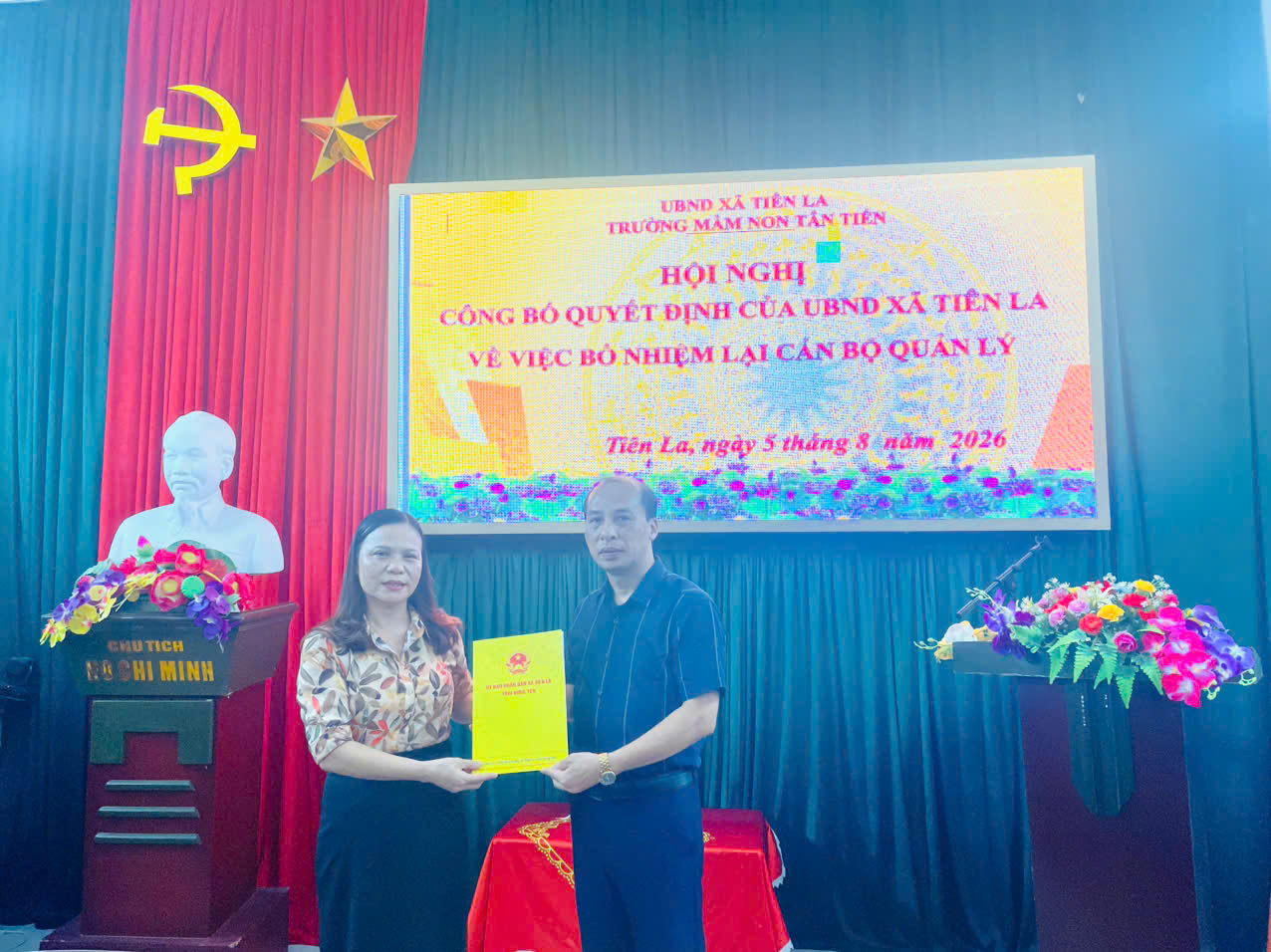 Công bố Quyết định của UBND xã Tiên La về việc bổ nhiệm lại cán bộ quản lý ngành giáo dục trên địa bàn xã.