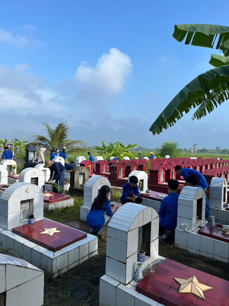 Thôn Nham Lang- xã Tiên La tổ chức tổng vệ sinh cảnh quan môi trường và Nghĩa trang Liệt sĩ thôn nhân kỷ niệm 79 năm Ngày Thương binh - Liệt sĩ (27/7/1947 – 27/7/2026)