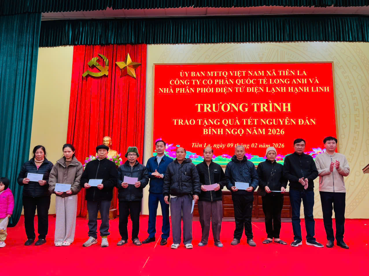 Cty cổ phần quốc tế Long Anh và Công ty cổ phần thế giới công nghệ số VINADITEK trao quà Tết cho hộ nghèo