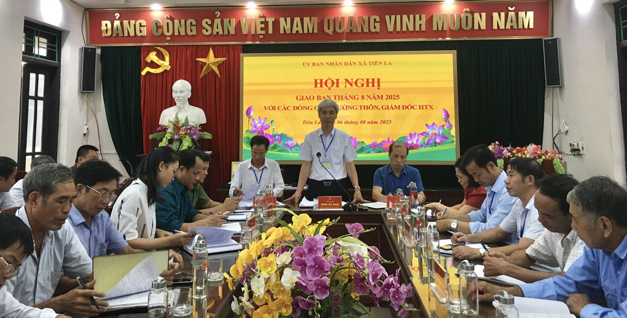 Hội nghị giao ban tháng 8 năm 2025 với các đồng chí trưởng thôn,  Giám đốc HTX  dịch vụ nông nghiệp trên địa bàn