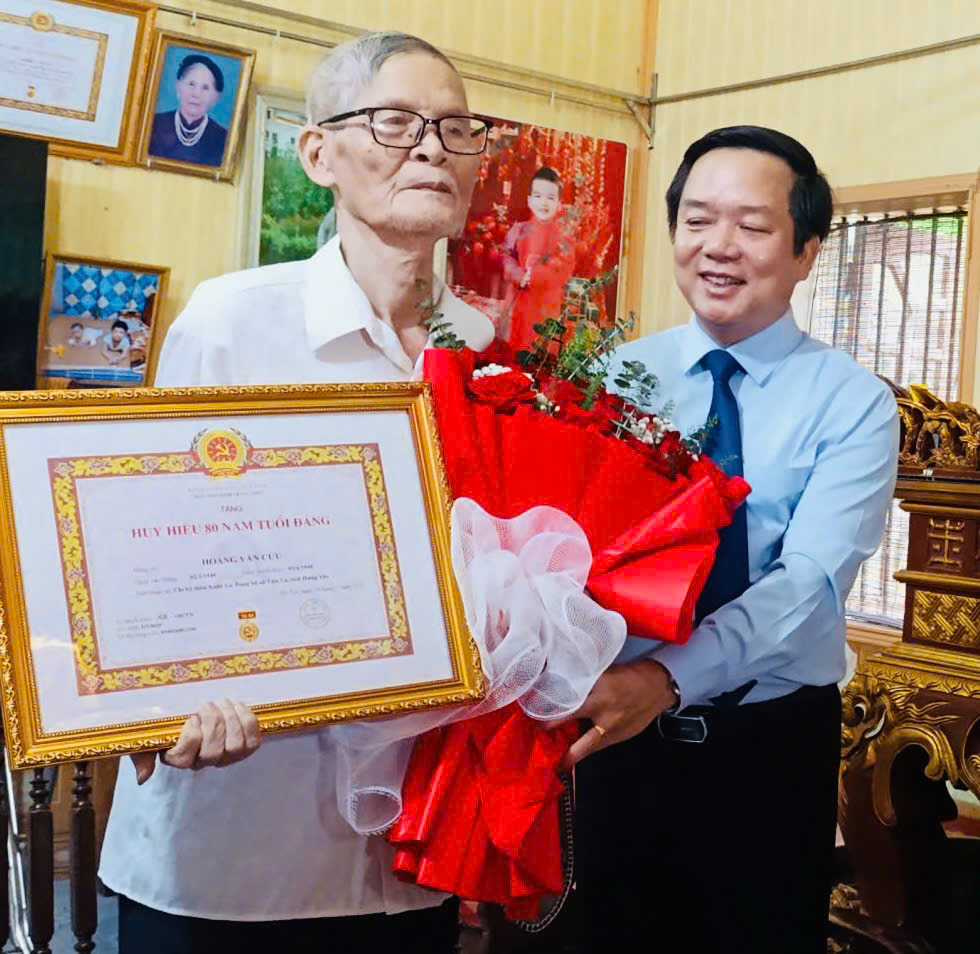 Đồng chí Phạm Quang Ngọc, Ủy viên Ban Chấp hành Trung ương Đảng, Bí thư Tỉnh ủy trao Huy hiệu 80 năm tuổi đảng Đảng cho đảng viên thuộc Đảng bộ xã Tiên La