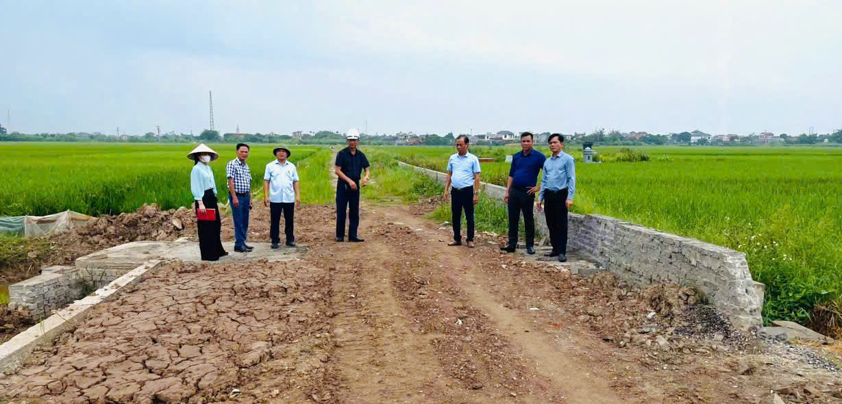Ban Kinh tế - Ngân sách HĐND xã Tiên La tổ chức giám sát, kiểm tra thực tế các công trình xây dựng trên địa bàn