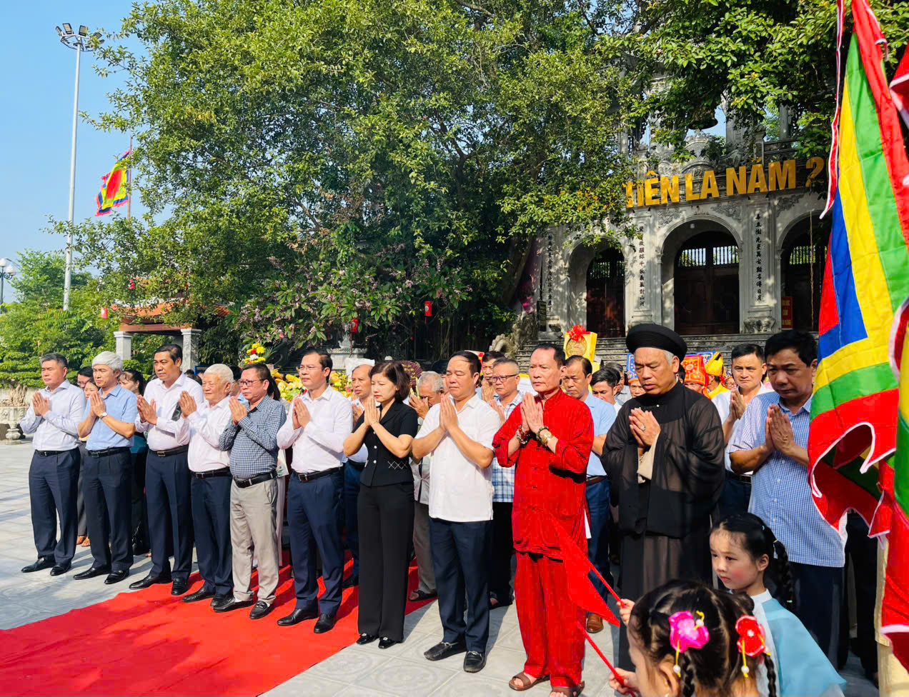 TRANG NGHIÊM LỄ DÂNG HƯƠNG TƯỞNG NIỆM 2009 NĂM NGÀY ĐẢN SINH ĐỨC THÁNH MẪU BÁT NÀN ĐẠI TƯỚNG QUÂN ĐÔNG NHUNG VŨ THỊ THỤC