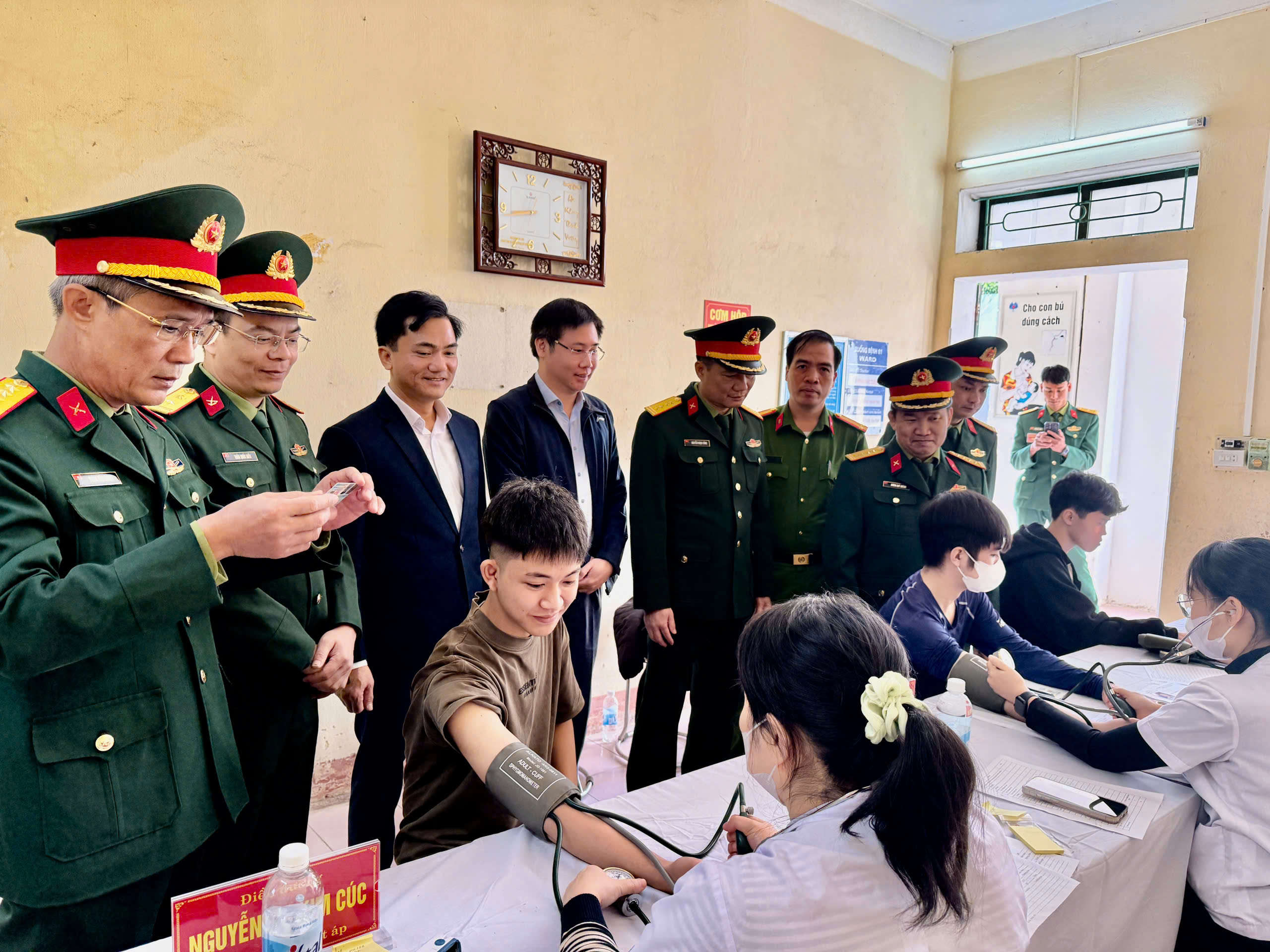 Hội đồng nghĩa vụ Quân sự xã Tiên La đã tổ chức khám tuyển sức khỏe đợt 2 cho thanh niên sẵn sàng lên đường nhập ngũ