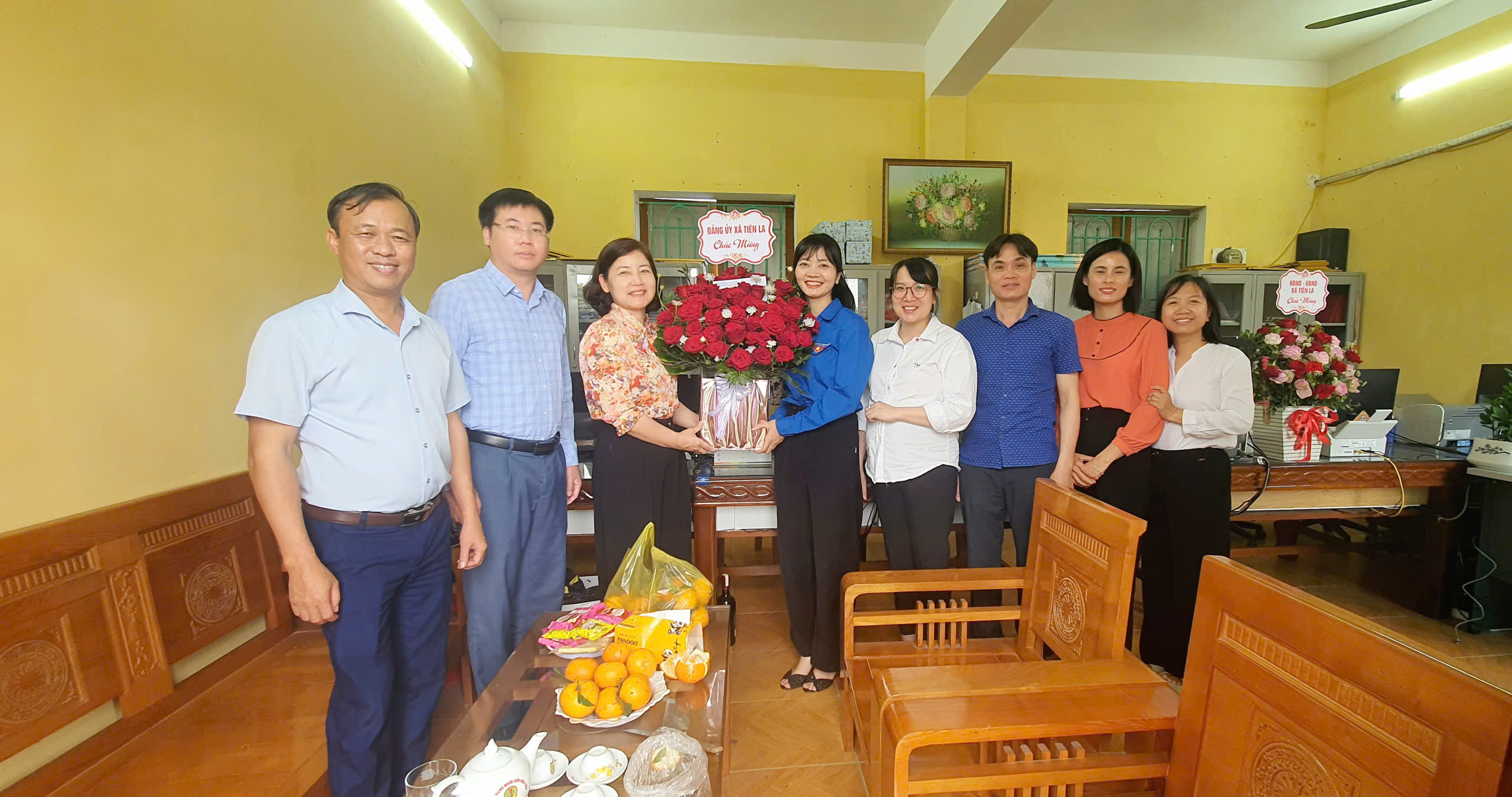 Đồng chí Nguyễn Thị Lệ Hà, Bí thư Đảng ủy, Chủ tịch HĐND xã; Đồng chí Nguyễn Quang Huy, Phó Bí thư Thường trực Đảng ủy, lãnh đạo Ban xây dựng Đảng xã đã tặng hoa, chúc mừng Đoàn thanh niên cộng sản Hồ Chí Minh xã