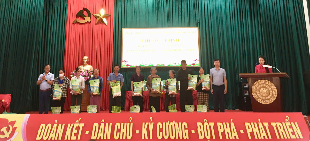 Ủy ban MTTQ Việt Nam xã Tiên La tổ chức trao tặng gạo cho các hộ nghèo nhân dịp thực hiện sắp xếp đơn vị hành chính