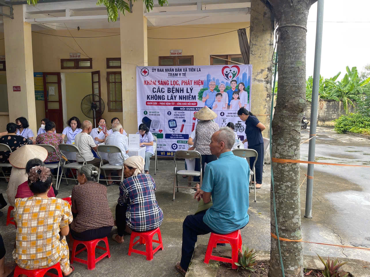 Bệnh viện Medlatec phối hợp với Trạm Y tế xã Tiên La tổ chức khám tư vấn, sàng lọc miễn phí cho nhân dân trên địa bàn xã.