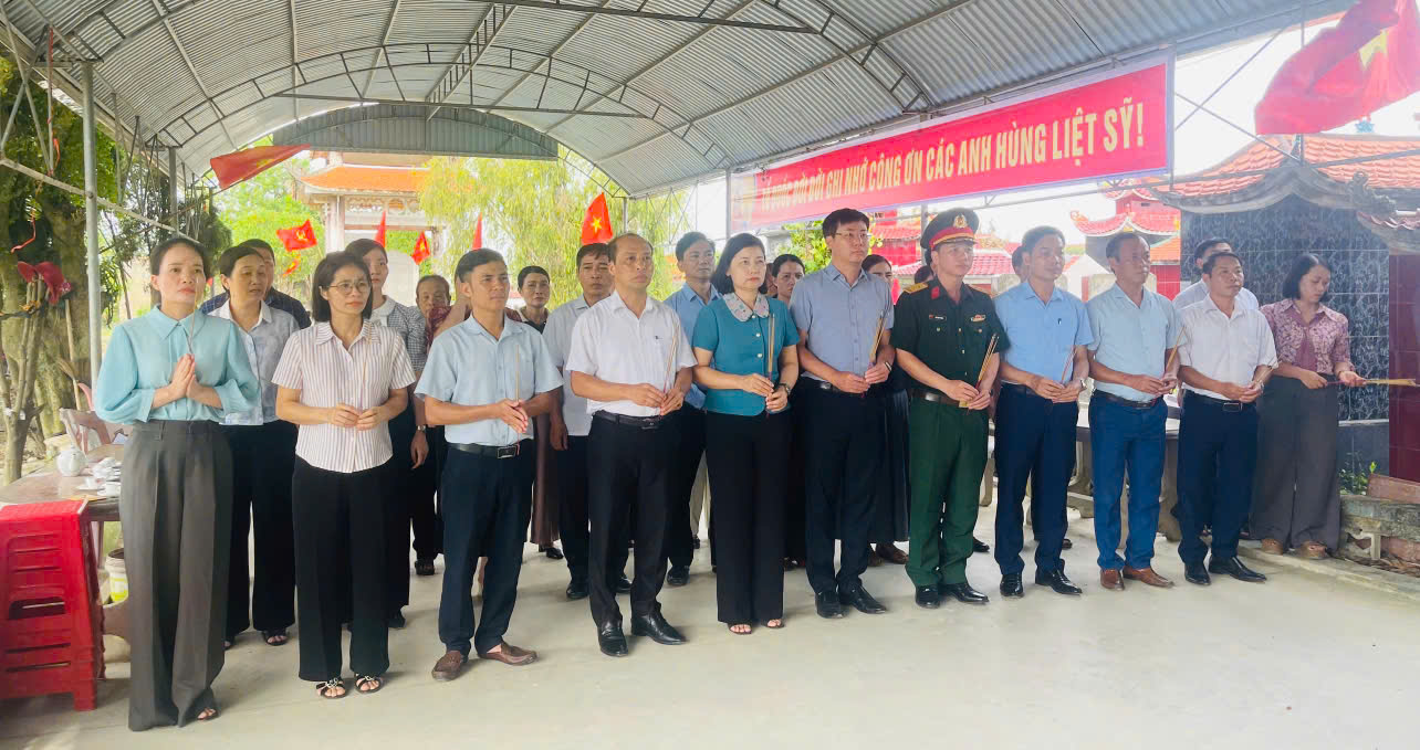 Đảng ủy, HĐND, UBND, Ủy ban MTTQ Việt Nam xã Tiên La tổ chức lễ dâng hương tưởng niệm các Anh hùng liệt sĩ tại Nghĩa trang cụm xã Long Hưng, Nghĩa trang lịch sử thôn Nham Lang và Nhà bia tưởng niệm Anh hùng liệt sĩ thôn Dương Xuân.