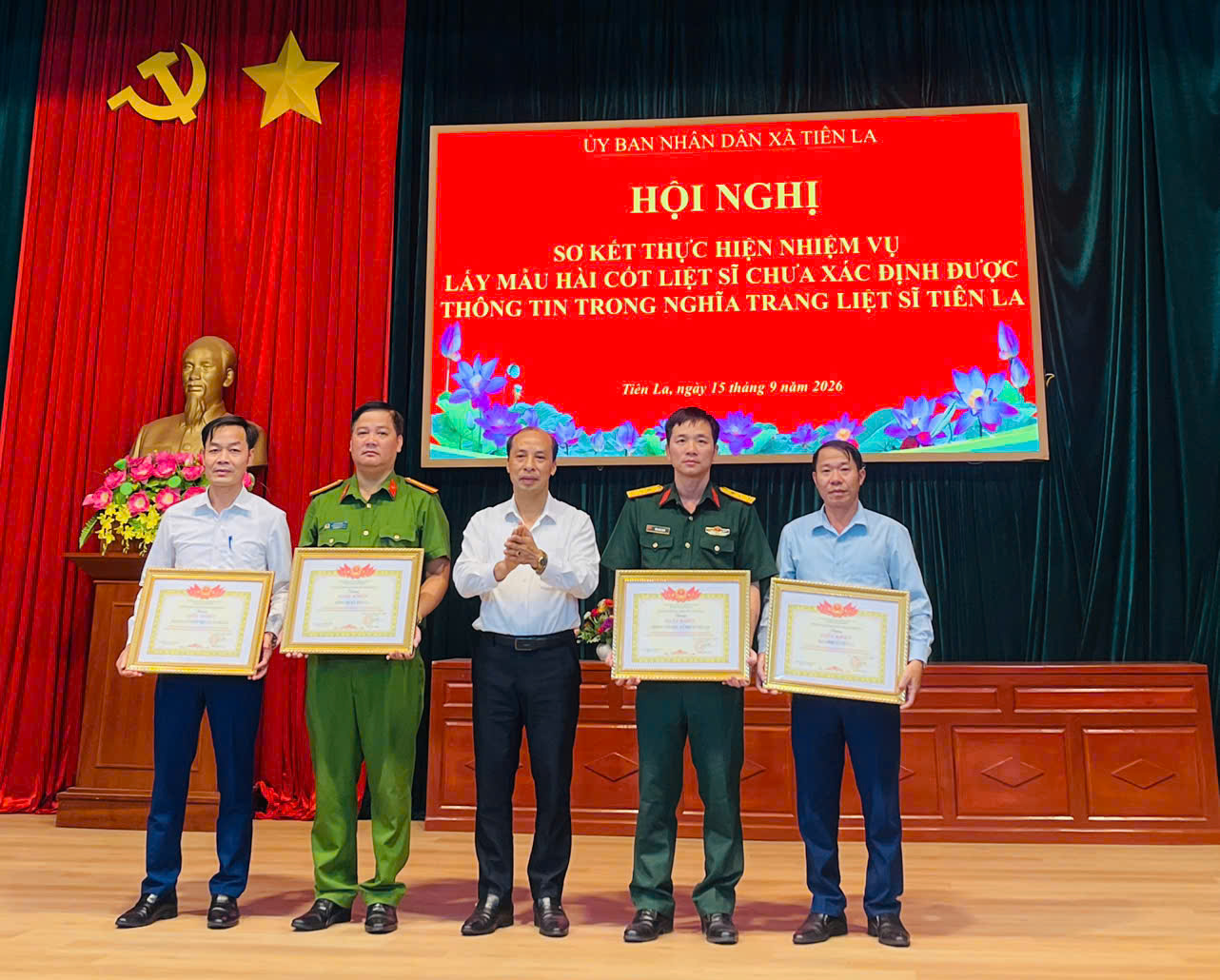 UBND Xã Tiên La tổ chức Hội nghị Sơ kết thực hiện nhiệm vụ lấy mẫu hài cốt liệt sĩ chưa xác định được thông tin trong nghĩa trang Liệt sỹ Tiên La.