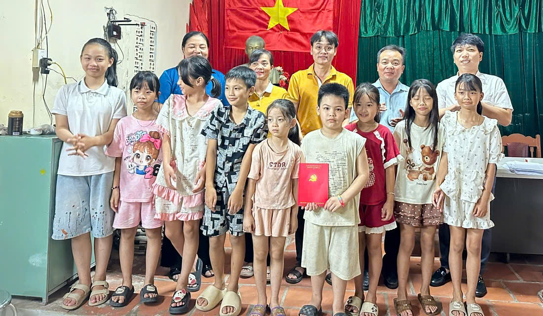 LÃNH ĐẠO XÃ TIÊN LA THĂM, ĐỘNG VIÊN, TẶNG QUÀ  CÁC EM THIẾU NIÊN NHI ĐỒNG CHI ĐỘI AN NHÂN VÀ CHI ĐỘI SÒI BẢN.