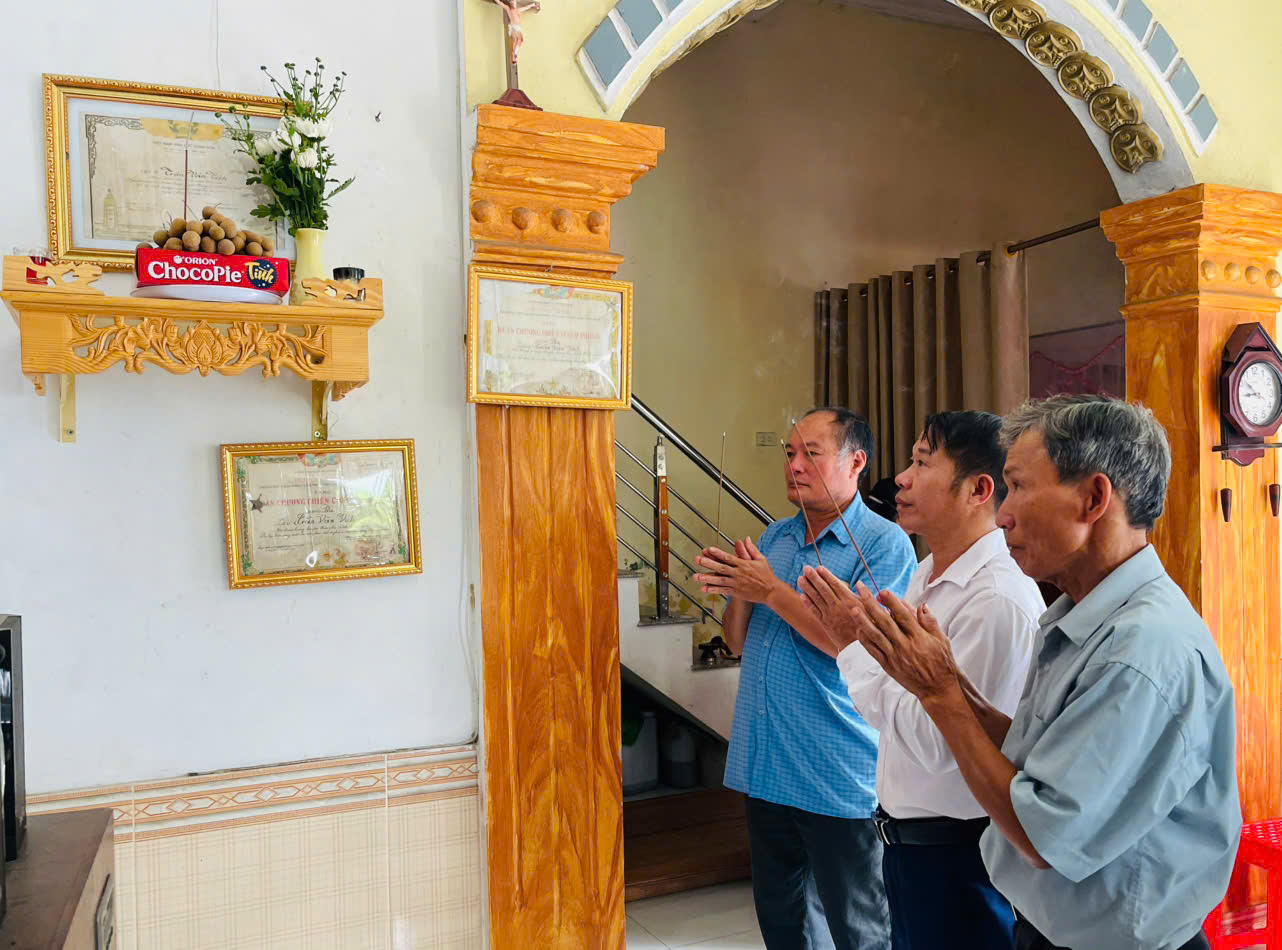 Phóng viên Thông tấn xã Việt Nam phối hợp Phòng Văn hóa - Xã hội xã Tiên La ghi nhận hành trình xác định danh tính liệt sĩ Trần Văn Vích tại thôn Chấp Trung- xã Tiên La.