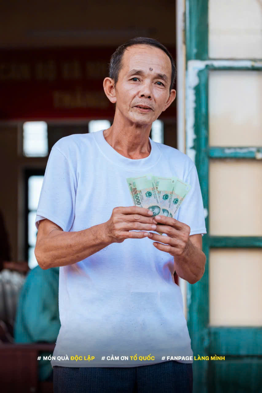 Nhân dân xã Tiên La phấn khởi nhận quà cho người dân nhân dịp kỷ niệm 80 năm Cách mạng Tháng Tám thành công và Quốc khánh 2/9