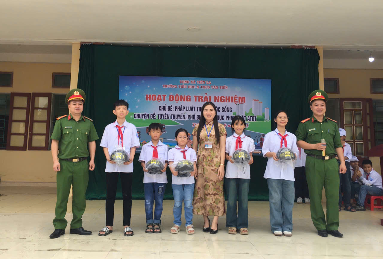 Công an xã Tiên La phối hợp với Ban giám hiệu trường Tiểu học và THCS Tân Tiến tổ chức hoạt động trải nghiệm với chủ đề: Pháp luật trong cuộc sống; chuyên đề tuyên truyền, phổ biến, giáo dục pháp luật về ATGT