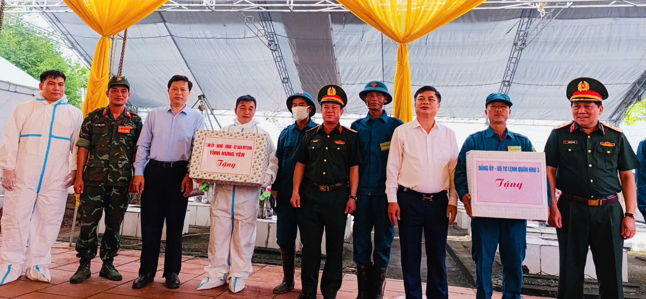 ĐOÀN CÔNG TÁC QUÂN KHU 3 TỔ CHỨC DÂNG HOA, DÂNG HƯƠNG, KIỂM TRA VÀ ĐỘNG VIÊN LỰC LƯỢNG LẤY MẪU HÀI CỐT LIỆT SĨ XÃ TIÊN LA.