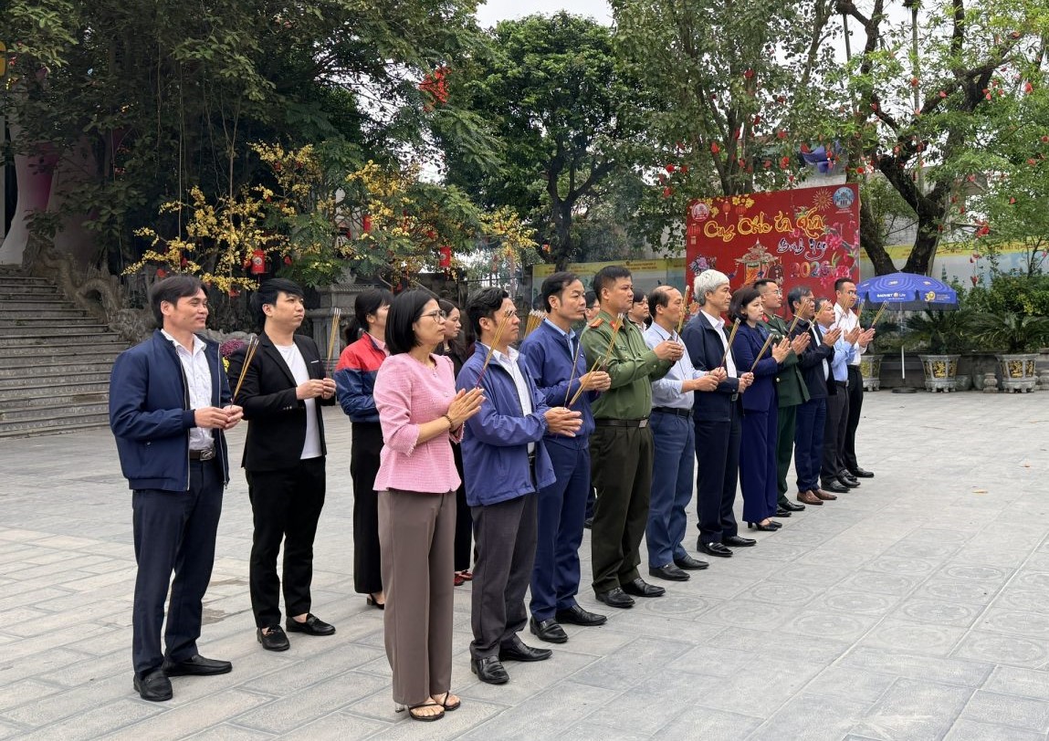 BTV Đảng ủy xã Tiên La tổ chức dâng hương tại Đền Tiên La và Đền Buộm