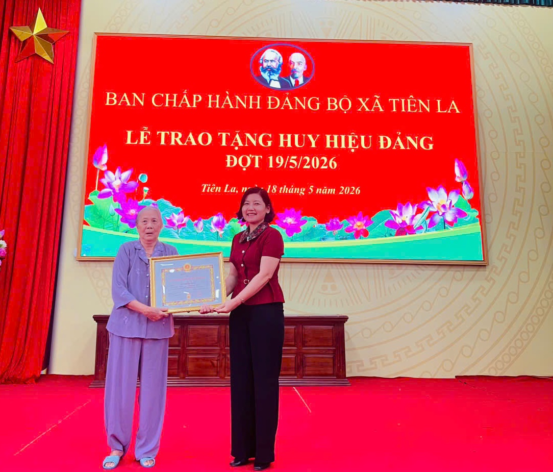 Đảng uỷ xã Tiên La tổ chức Lễ trao tặng huy hiệu Đảng đợt 19/5/2026