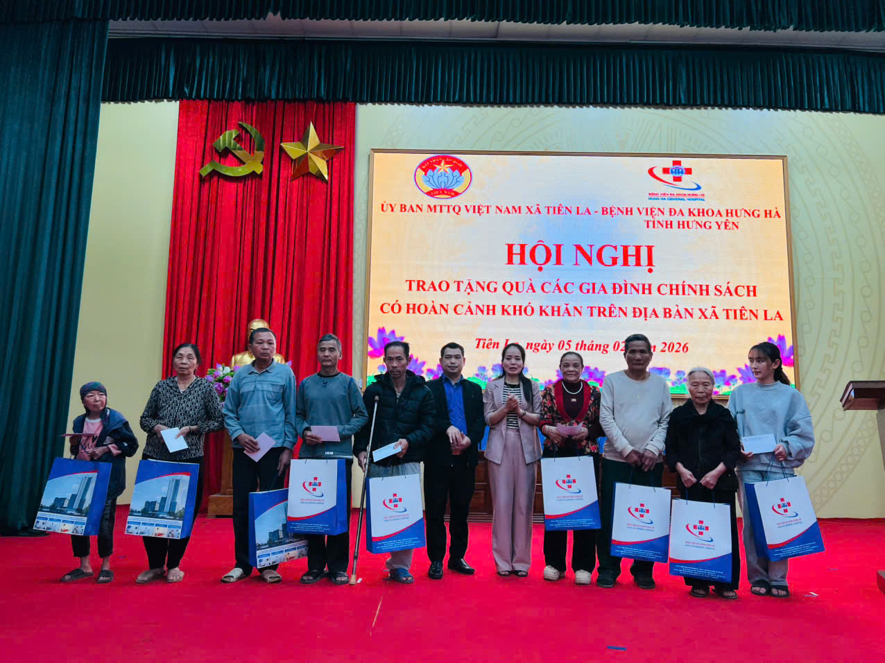 Bệnh viện đa khoa Hưng Hà trao quà Tết cho hộ có hoàn cảnh  khó khăn xã Tiên La