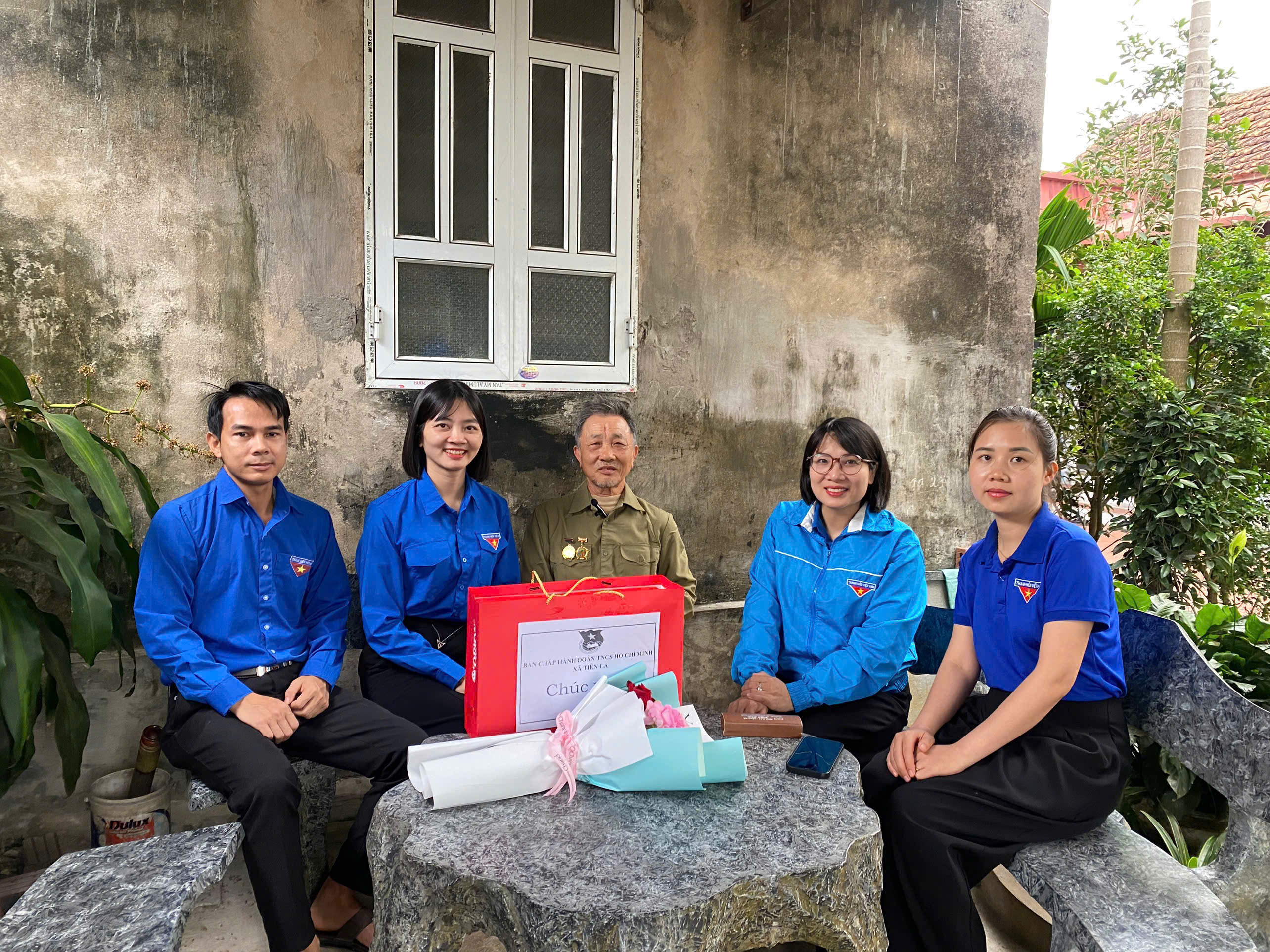 Đoàn thanh niên cộng sản Hồ Chí Minh xã Tiên La tổ chức thăm hỏi, tặng quà thương bệnh binh- những người trực tiếp tham gia chiến đấu