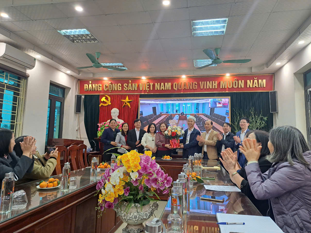 Cơ quan HĐND và UBND xã đã gặp mặt, chúc mừng nữ cán bộ công chức HĐND - UBND xã
