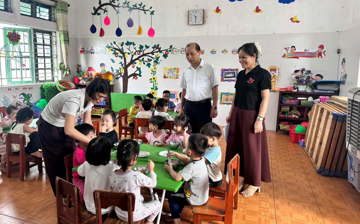 Đồng chí Lê Quốc Huy - Ủy viên BTV Đảng ủy,  Phó Chủ tịch UBND xã kiểm tra công tác đảm bảo an toàn thực phẩm tại Trường mầm non Tân Tiến và Trường mầm nonThái Phương