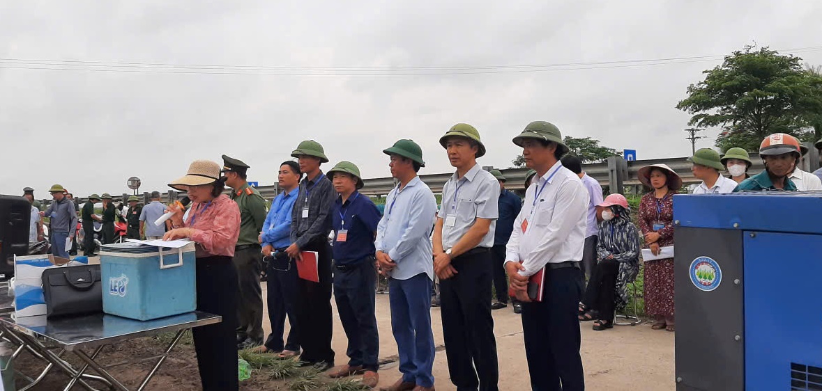 UBND xã Tiên La tổ chức cưỡng chế, thu hồi đất để GPMB thực hiện Dự án  Đầu tư xây dựng nhà máy dệt khăn bông xuất khẩu cụm công nghiệp Thái Phương