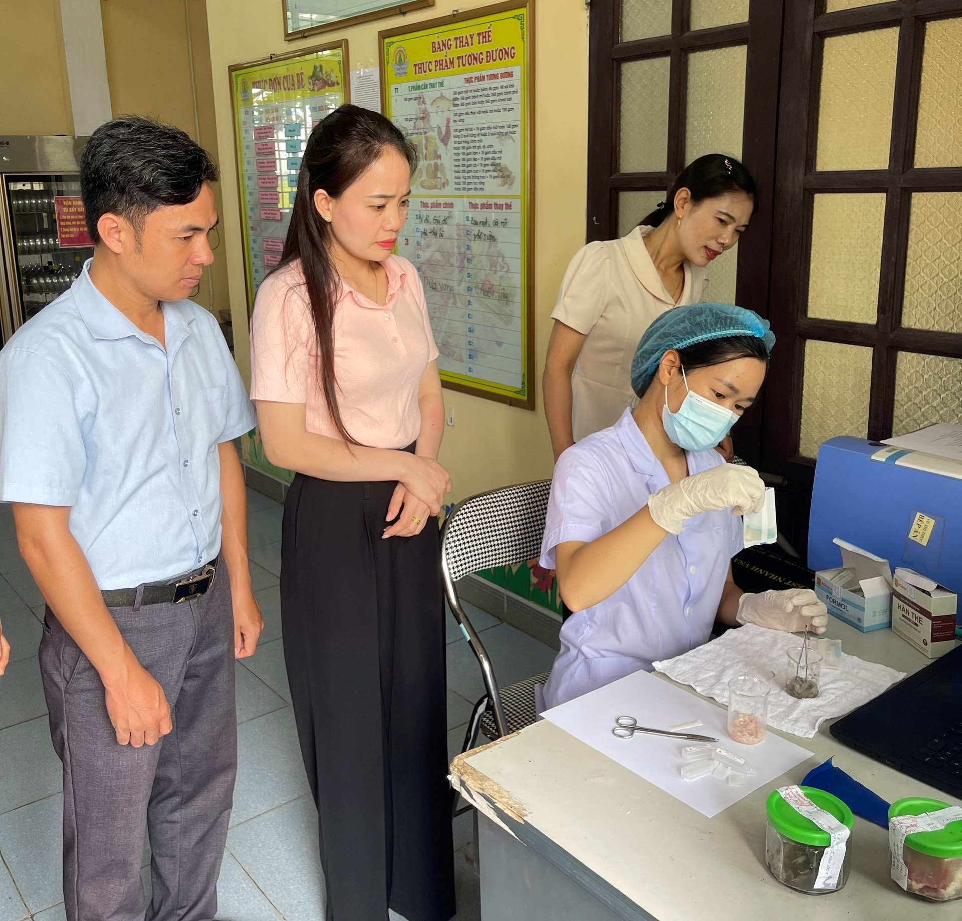 Ủy ban MTTQ Việt Nam xã Tiên La giám sát công tác đảm bảo vệ sinh an toàn thực phẩm trong bữa ăn bán trú tại trường mầm non Vũ Thị Thục