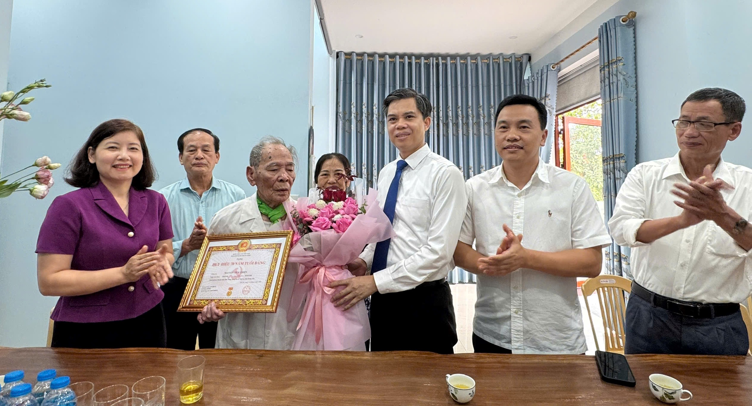 Đảng ủy xã Tiên La  tổ chức lễ trao huy hiệu Đảng 70 năm tuổi đảng cho  đồng chí Nguyễn Tích Thiện
