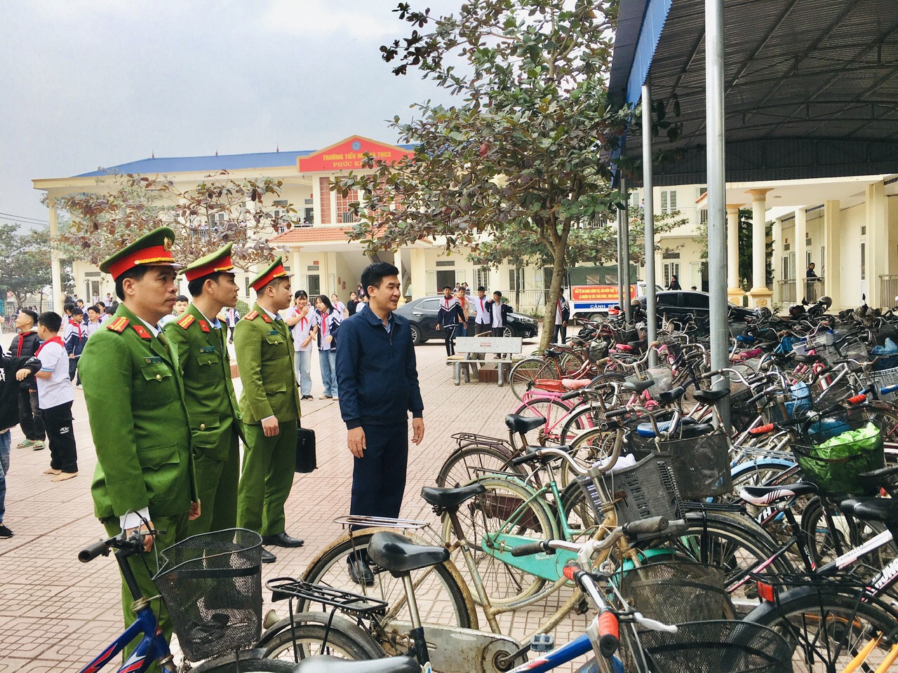 Tổ cảnh sát trật tự - công an xã Tiên La tổ chức kiểm tra hướng dẫn công tác quản lý phương tiện tại lán giữ xe của các trường học trên địa bàn