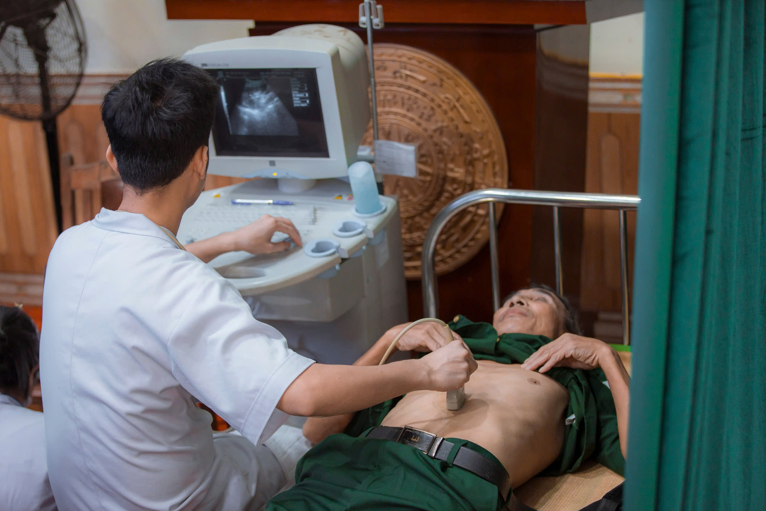 150 hội viên CCB của  xã được các bác sĩ của bệnh viện Đa khoa Hưng Hà thăm khám sức khỏe