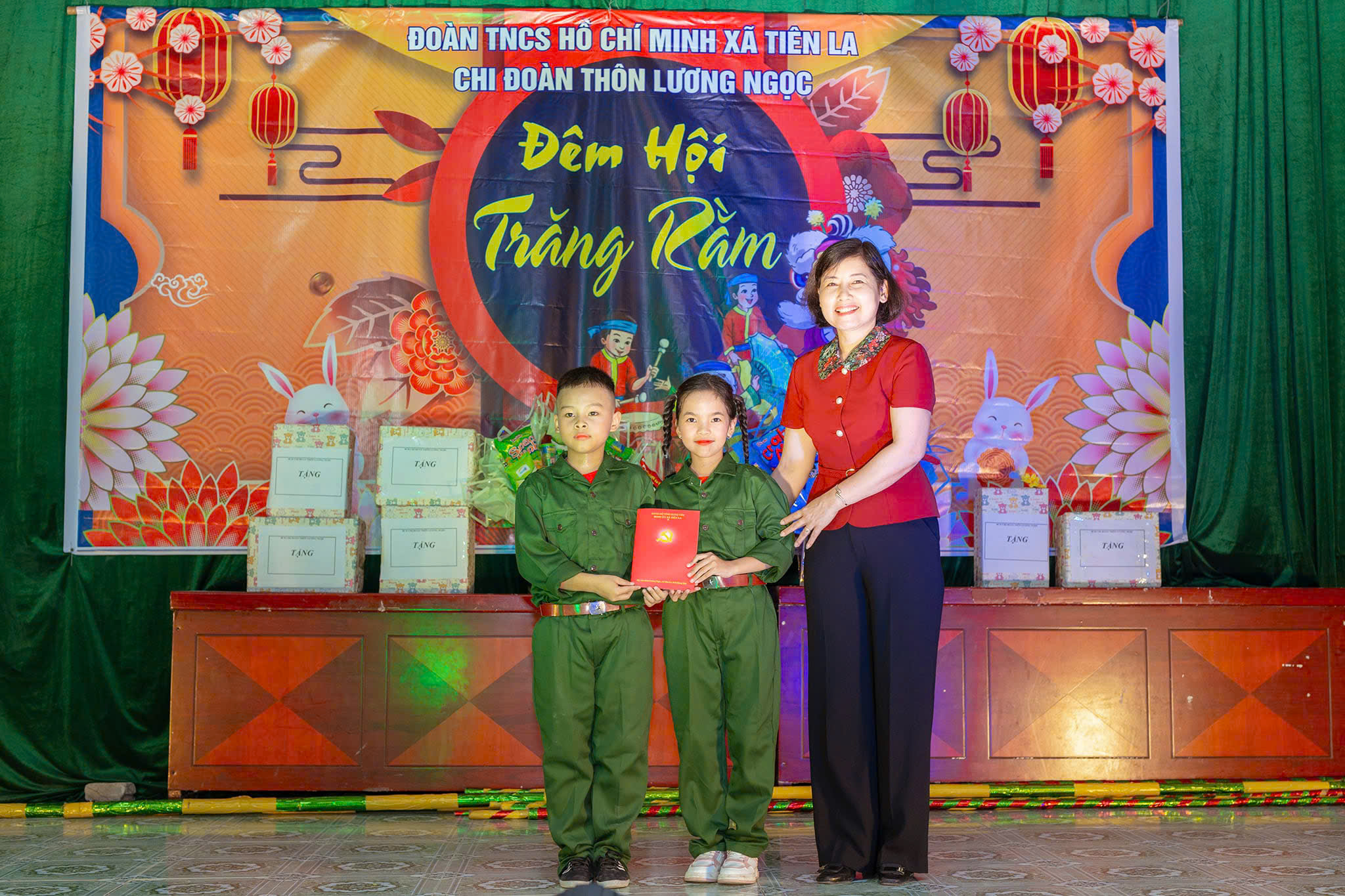 Các đồng chí lãnh đạo xã thăm, tặng quà các cháu thiếu niên nhi đồng nhân dịp Tết trung thu 2025