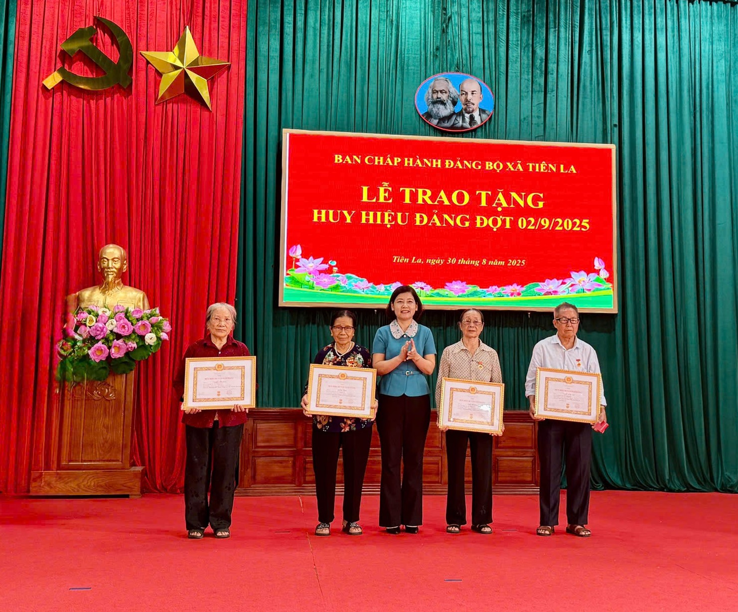 Đảng bộ xã Tiên La tổ chức trao Huy hiệu Đảng cho đảng viên đợt 2/9
