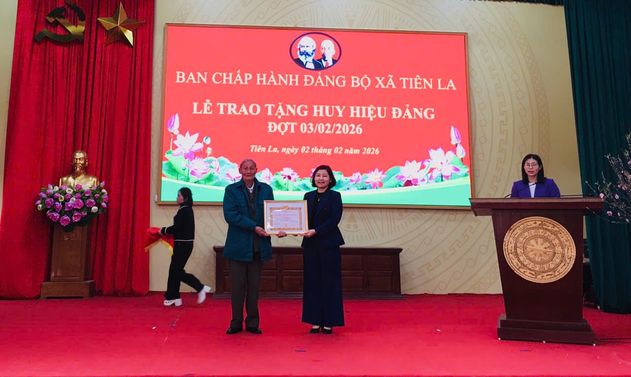 Ban chấp hành Đảng bộ xã Tiên La tổ chức Lễ trao tặng Huy hiệu Đảng đợt 03/02/2026
