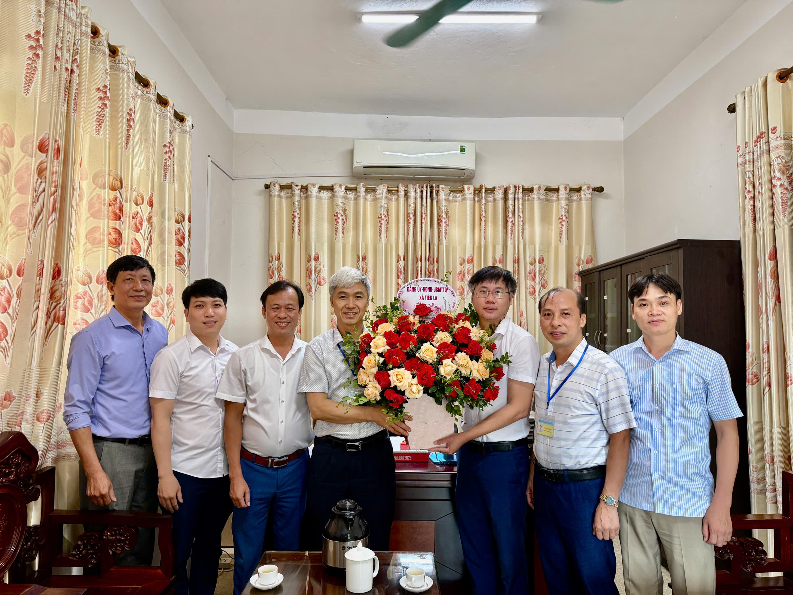 Lãnh đạo Đảng ủy, HĐND, Ủy ban MTTQ Việt Nam xã chức mừng ngày thành lập nước Cộng hòa xã hội chủ nghĩa Việt Nam và truyền thống các ngành Văn hóa ; Văn phòng HĐND-UBND, Kinh tế, hạ tầng (28/8/1945 - 28/8/2025)