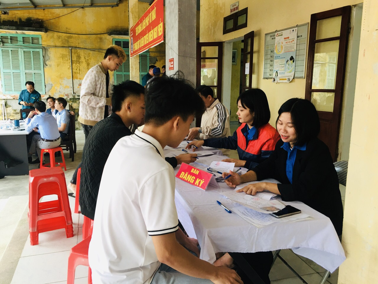 Hội đồng nghĩa vụ Quân sự xã Tiên La tổ chức khám sơ tuyển nghĩa vụ quân sự (NVQS) cho các nam công dân trong độ tuổi gọi nhập ngũ và thực hiện nghĩa vụ tham gia CAND năm 2026 các thôn An Nhân, Lương Ngọc, Nhâm Lang