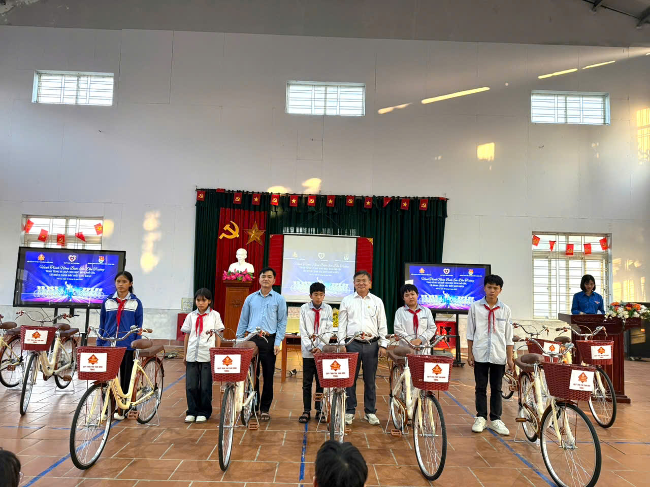 Hội Doanh nhân Thái Bình miền Nam phối hợp với Tỉnh đoàn Hưng Yên đã tổ chức chương trình trao tặng xe đạp cho học sinh có hoàn cảnh khó khăn tại Trường THCS Thái Phương