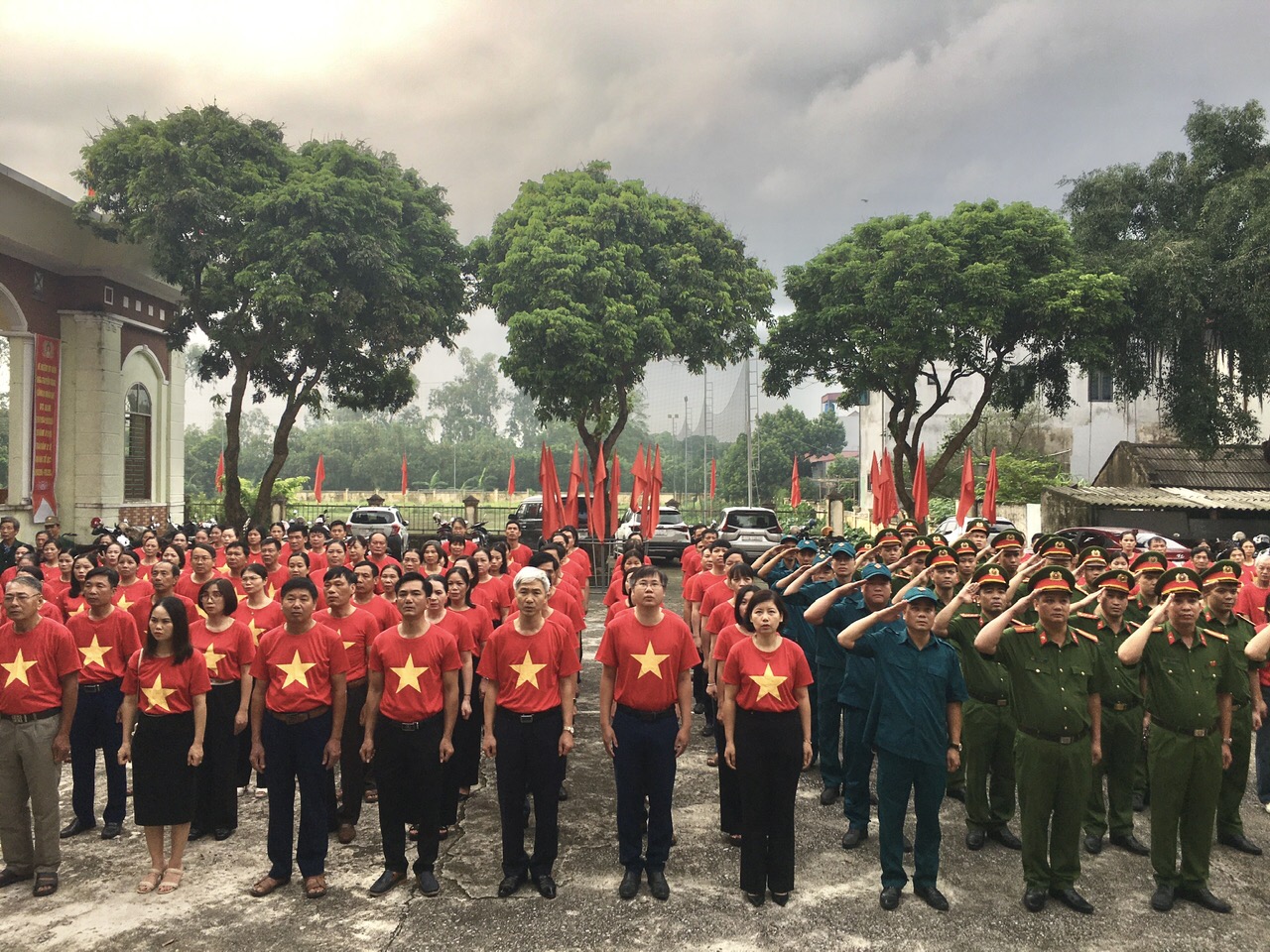 Đảng ủy, HĐND, UBND, Ủy ban MTTQ Việt Nam xã Tiên La tổ chức Lễ chào cờ với chủ đề “Tôi yêu Tổ quốc, quê hương tôi”