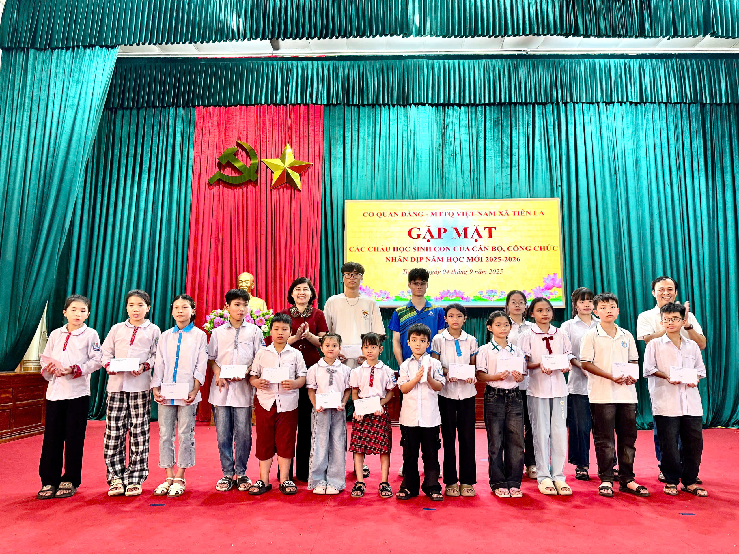 Cơ quan Đảng và MTTQ, các đoàn thể xã Tiên La tổ chức gặp mặt con cán bộ, viên chức nhân dịp năm học mới 2025-2026