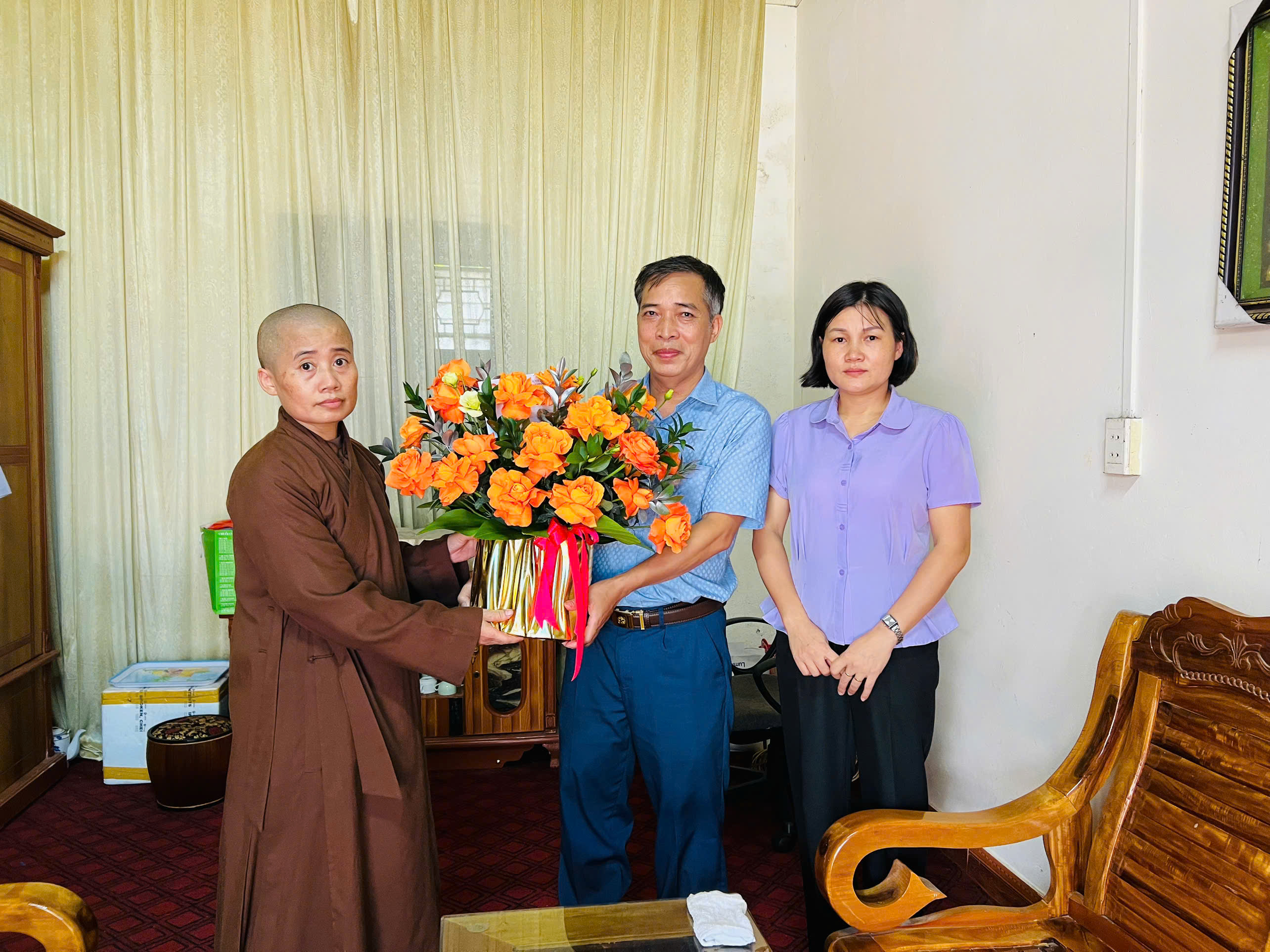 Các đồng chí lãnh đạo MTTQ xã đã đi thăm, tặng quà, chúc mừng tăng ni, phật tử tại các chùa trên địa bàn
