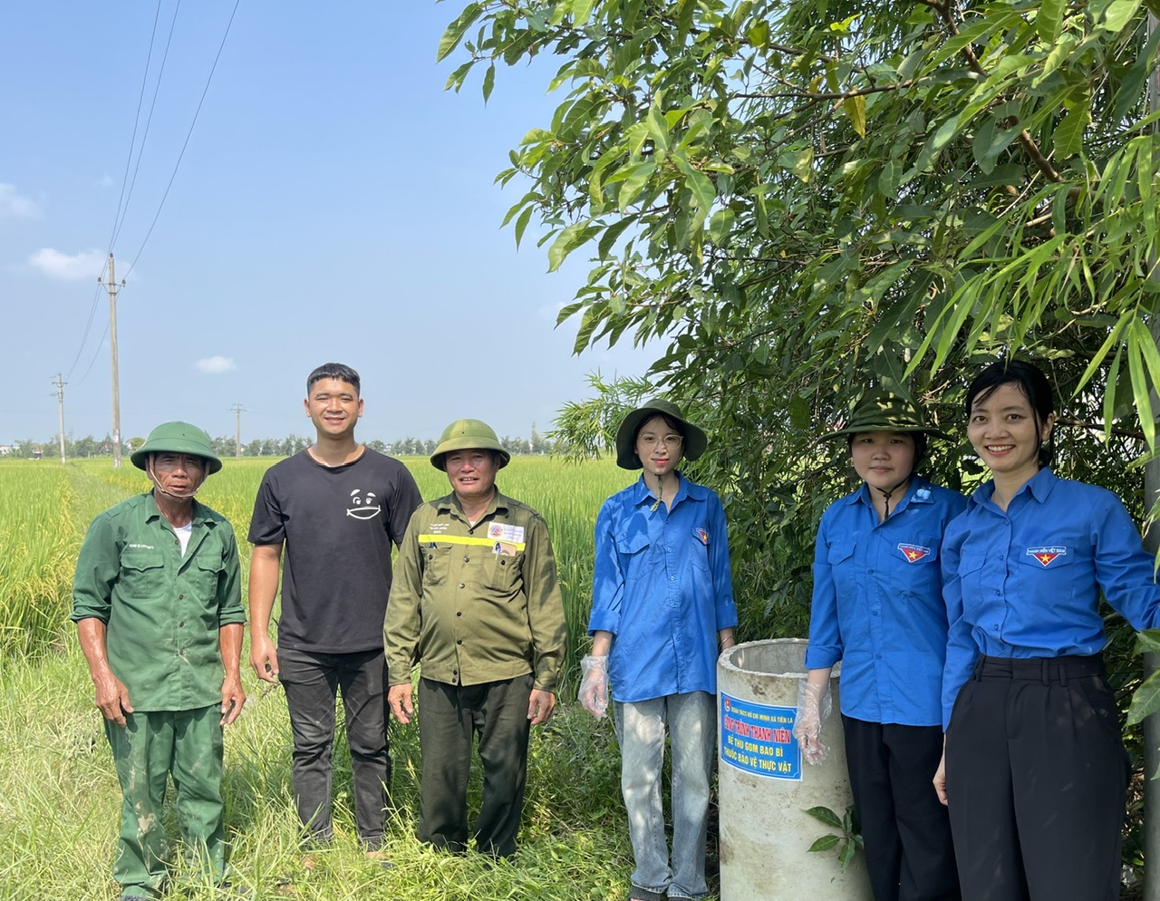 Đoàn thanh niên xã Tiên La tặng 15 bể thu gom bao bì thuốc thực vật đặt tại các cánh đồng cho 5 cơ sở thôn làng