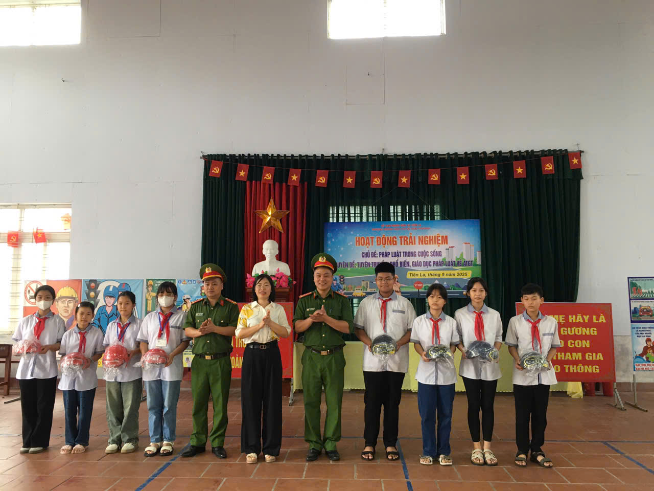 Công an xã Tiên La phối hợp với trường THCS Thái Phương tổ chức hoạt động trải nghiệm với chủ đề: Pháp luật trong cuộc sống; chuyên đề tuyên truyền, phổ biến, giáo dục pháp luật về ATGT