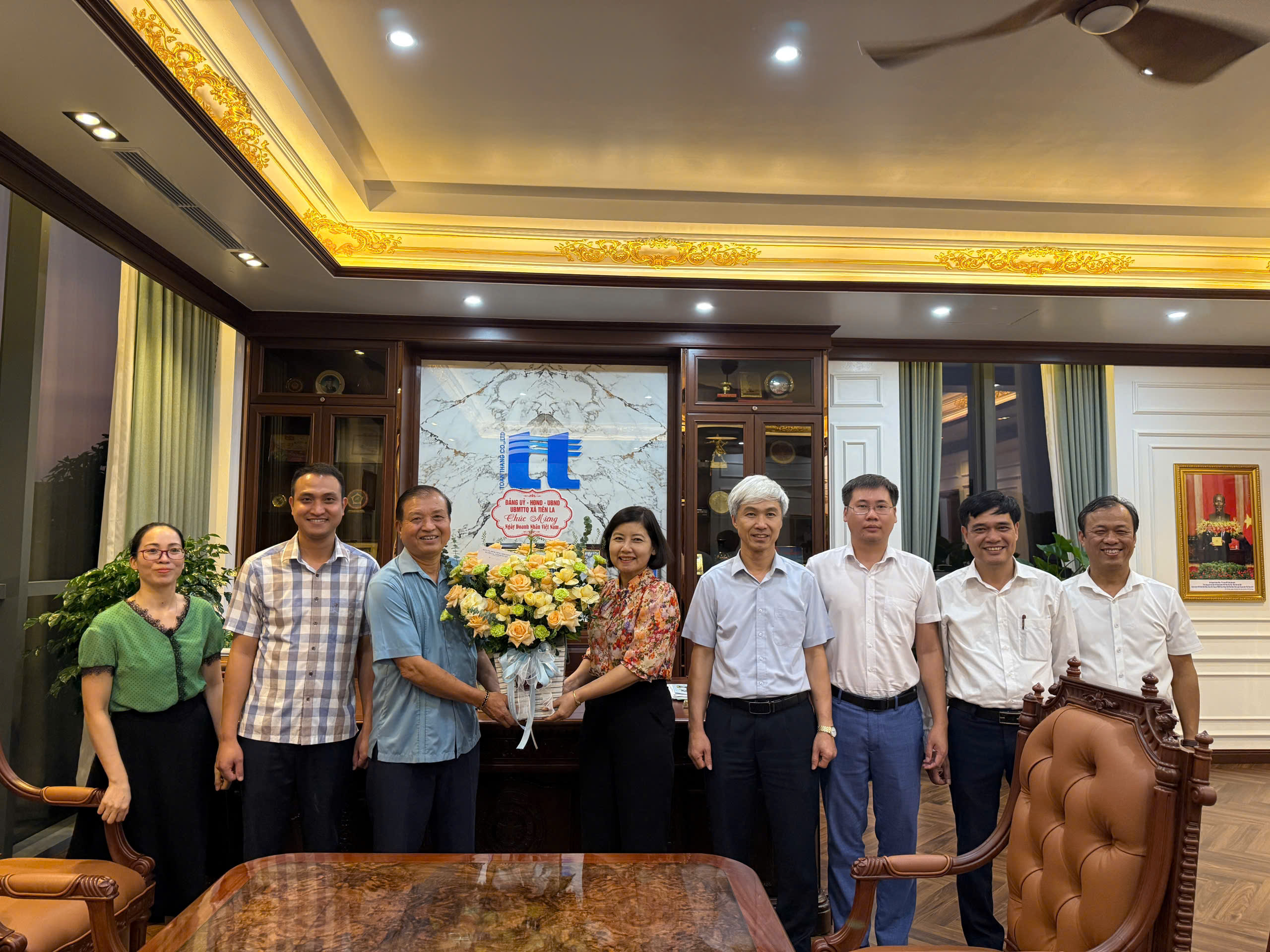 Các đồng chí lãnh đạo xã thăm, chúc mừng các doanh nhân, doanh nghiệp trên địa bàn