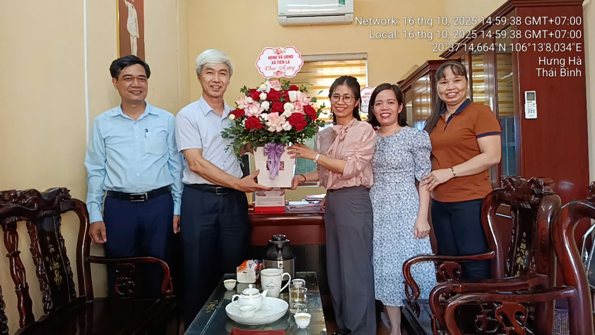 Đồng chí Đinh Bá Khải, Phó Bí thư Đảng ủy, Chủ tịch UBND xã đã thăm và chúc mừng các ban của Đảng