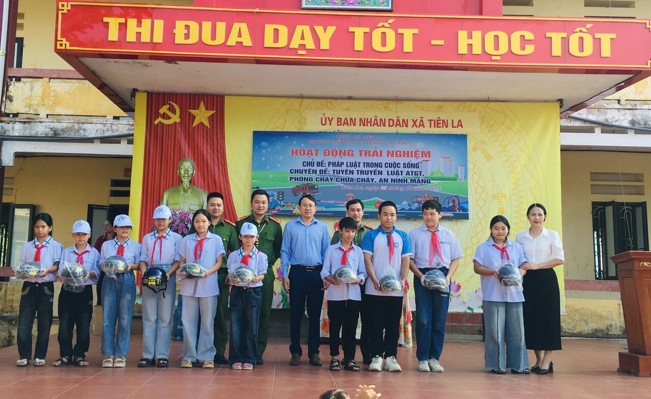Công an xã Tiên La phối hợp với Ban giám hiệu trường Tiểu học và THCS Vũ Thị Thục tổ chức hoạt động trải nghiệm với chủ đề: Pháp luật trong cuộc sống; chuyên đề tuyên truyền, phổ biến, giáo dục pháp luật về ATGT và an ninh mạng