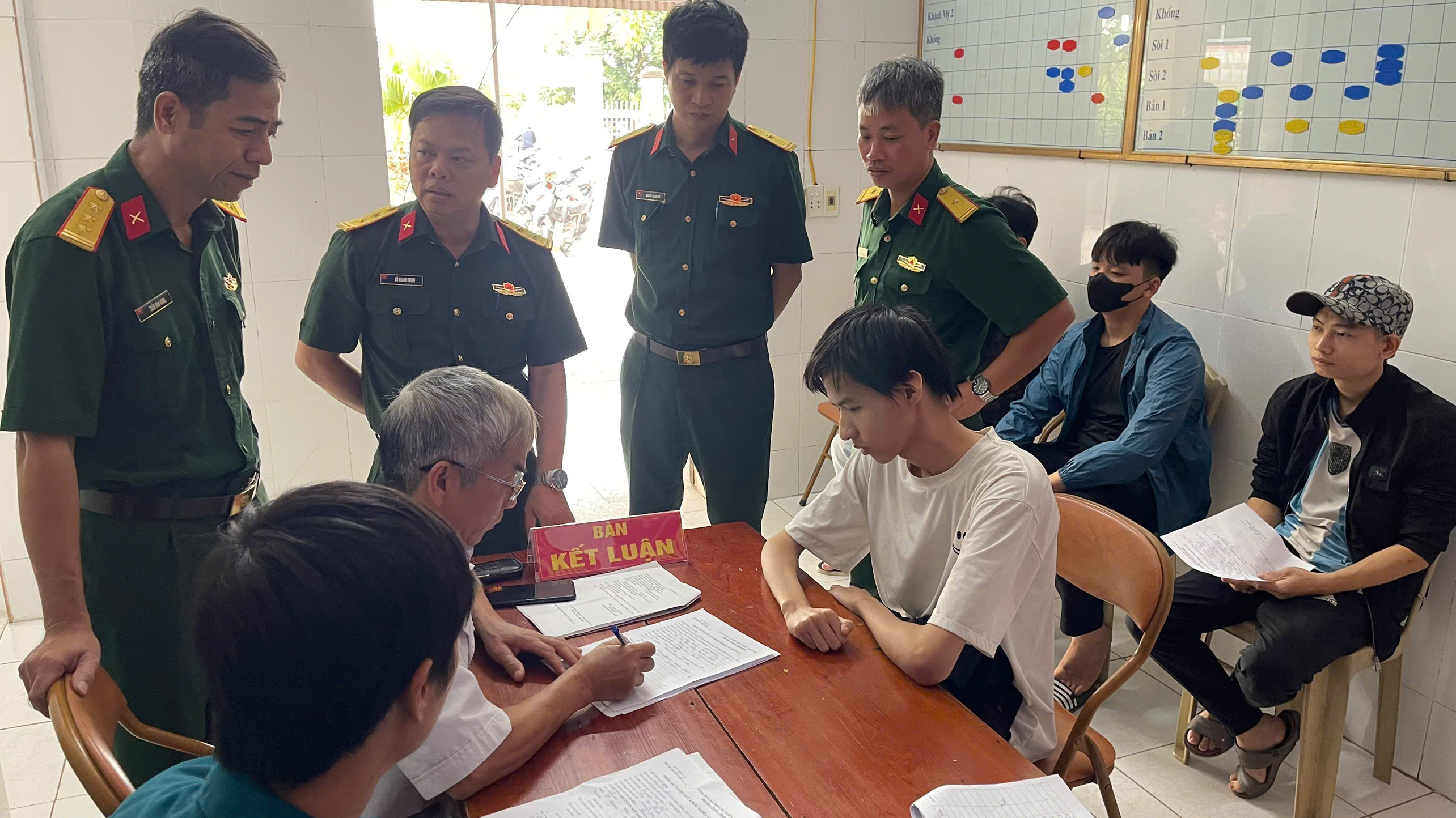 Hội đồng nghĩa vụ Quân sự xã Tiên La tổ chức khám sơ tuyển nghĩa vụ quân sự (NVQS) cho các nam công dân trong độ tuổi nhập ngũ tại các thôn Khánh Mỹ, Khổng, Bản, Sòi 1, Sòi 2